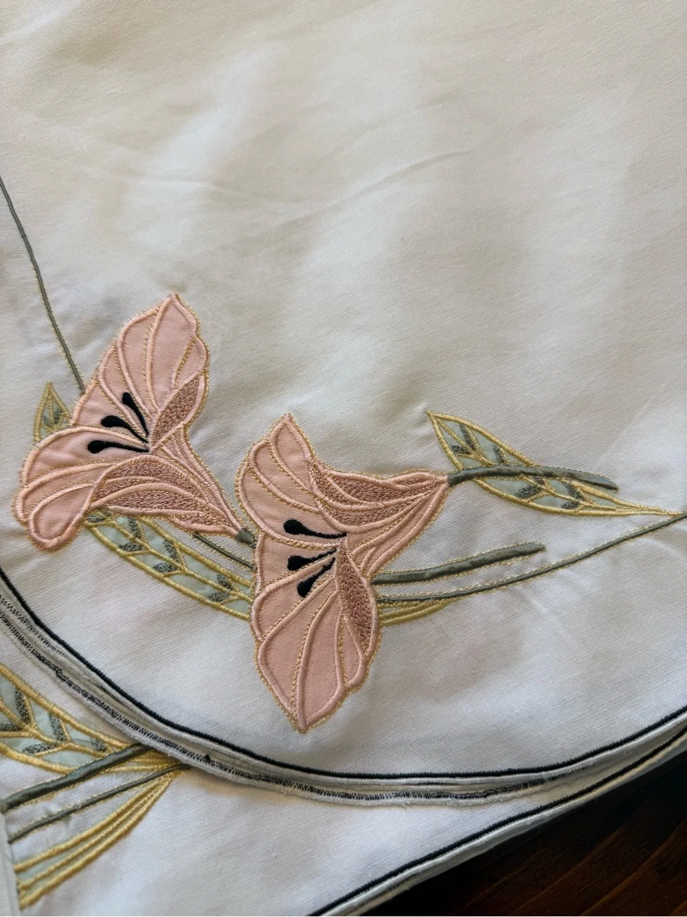 Villeroy & Boch Embroidered Pink Lily Scalloped Tablecloth 58
